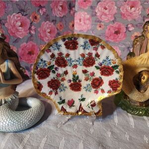 DECOUPAGE FLOWERS ON A SCALLOPED SHELL